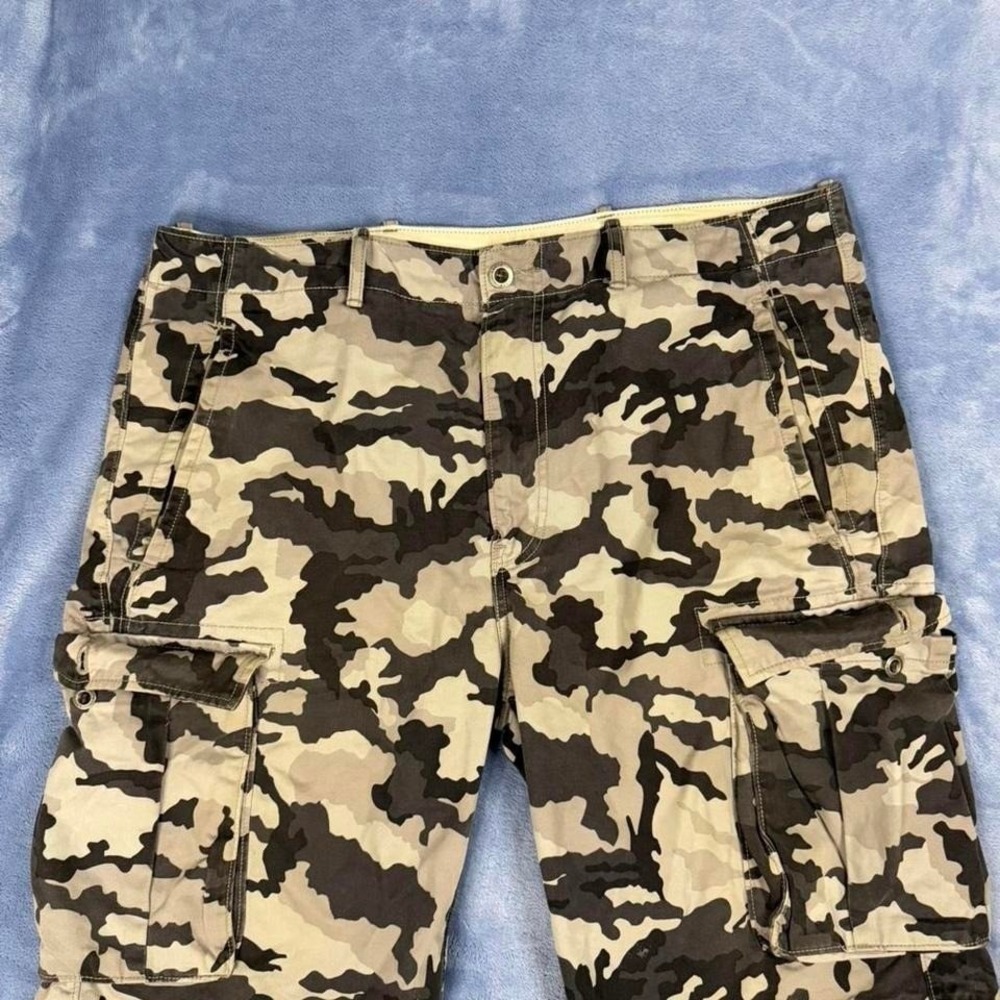 Levi's camo cargo shorts men Size 36‎
